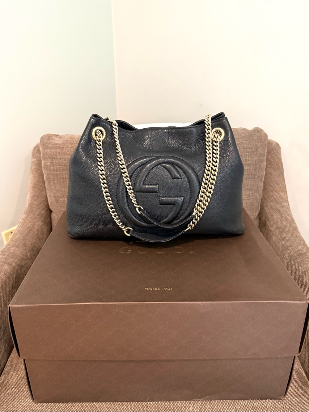 Authentic Gucci Soho shoulder bag black leather gold chain straps medium w box